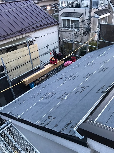 スレート屋根から横暖ルーフを使った屋根カバー工事を行いました！川口市屋根カバー工事　横暖ルーフαｓ　ニチハ　センタールーフ　スレートボロボロ　ガルバリウム鋼板　